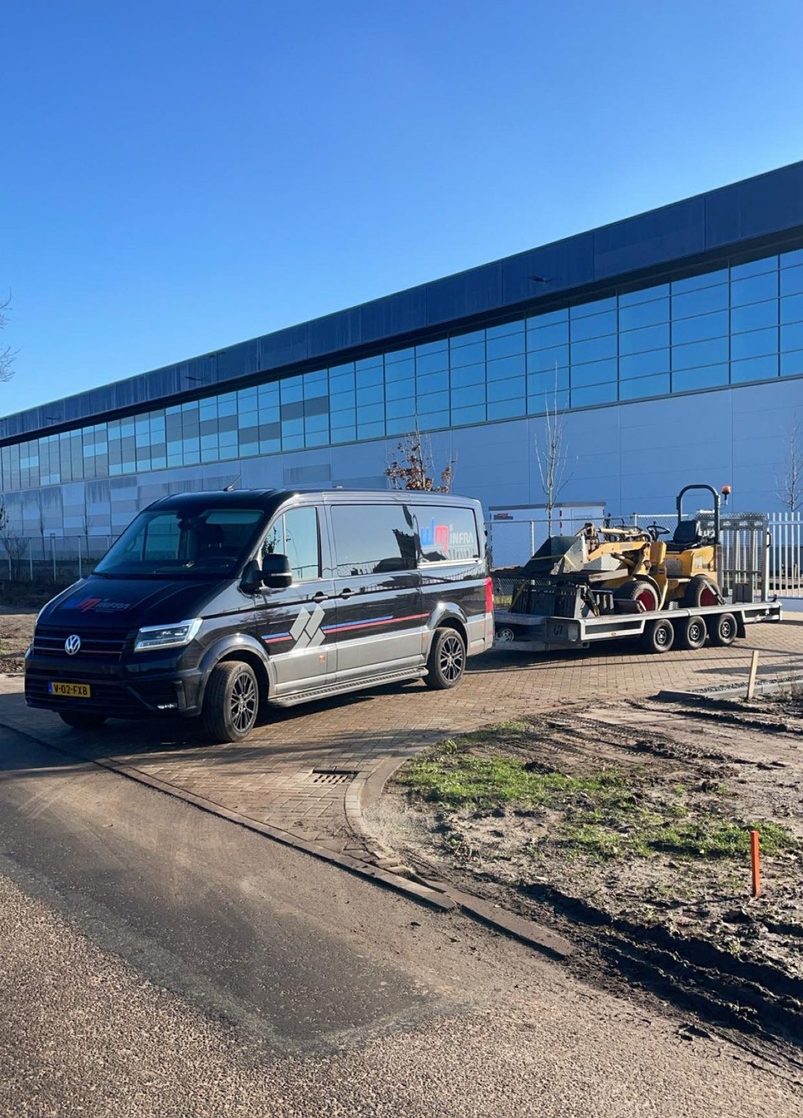 Wagenpark WM Infratechniek met eigen kraan op de aanhanger